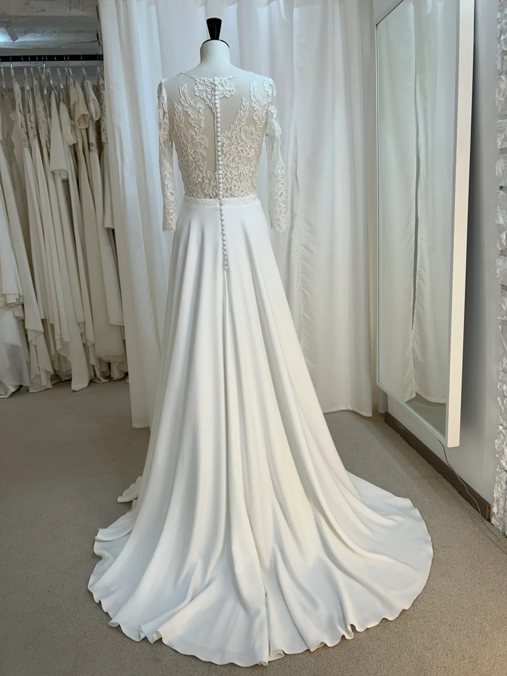 Robe de mariée Victoire en promotion, vue de dos sur mannequin, jupe fluide