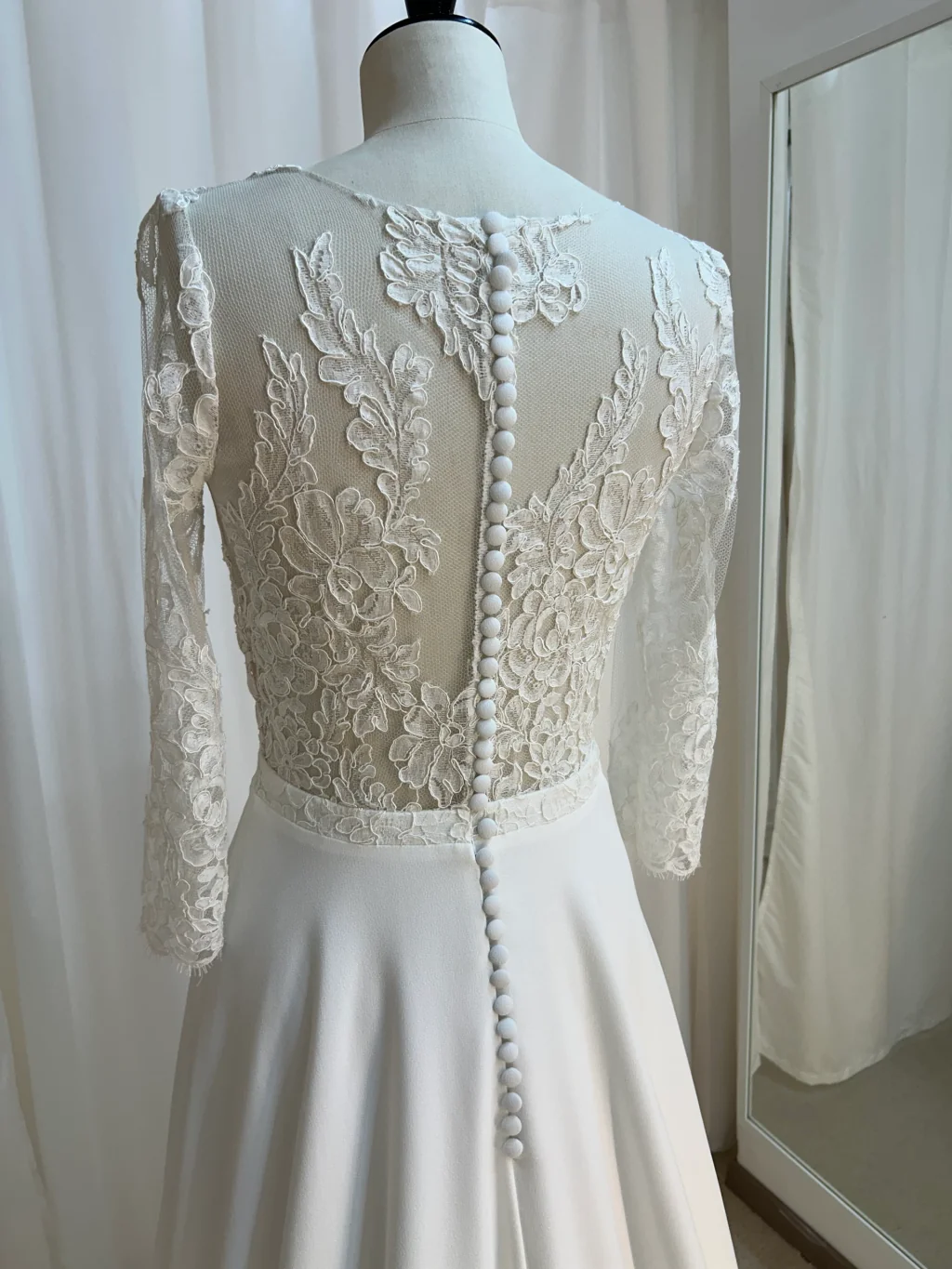 Robe de mariée Victoire en promotion, détail du dos en dentelle, manches et boutons