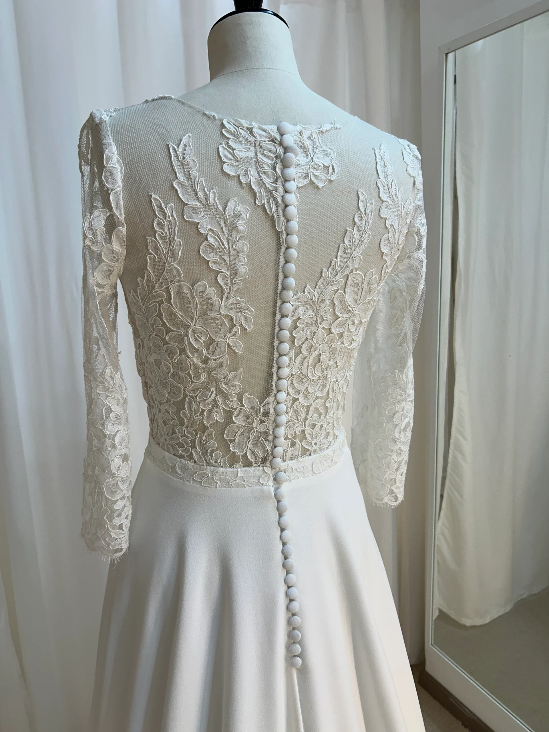 Robe de mariée Victoire en promotion, détail du dos en dentelle, manches et boutons