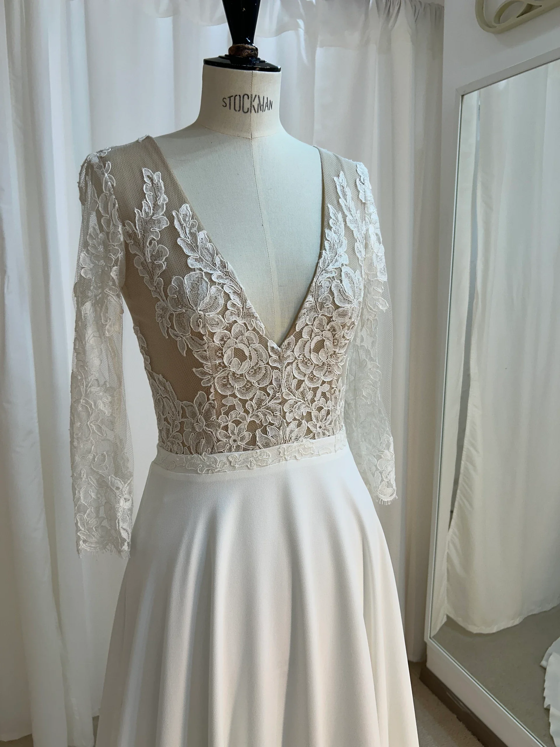 Robe de mariée Victoire en promotion, détail du décolleté en V en dentelle