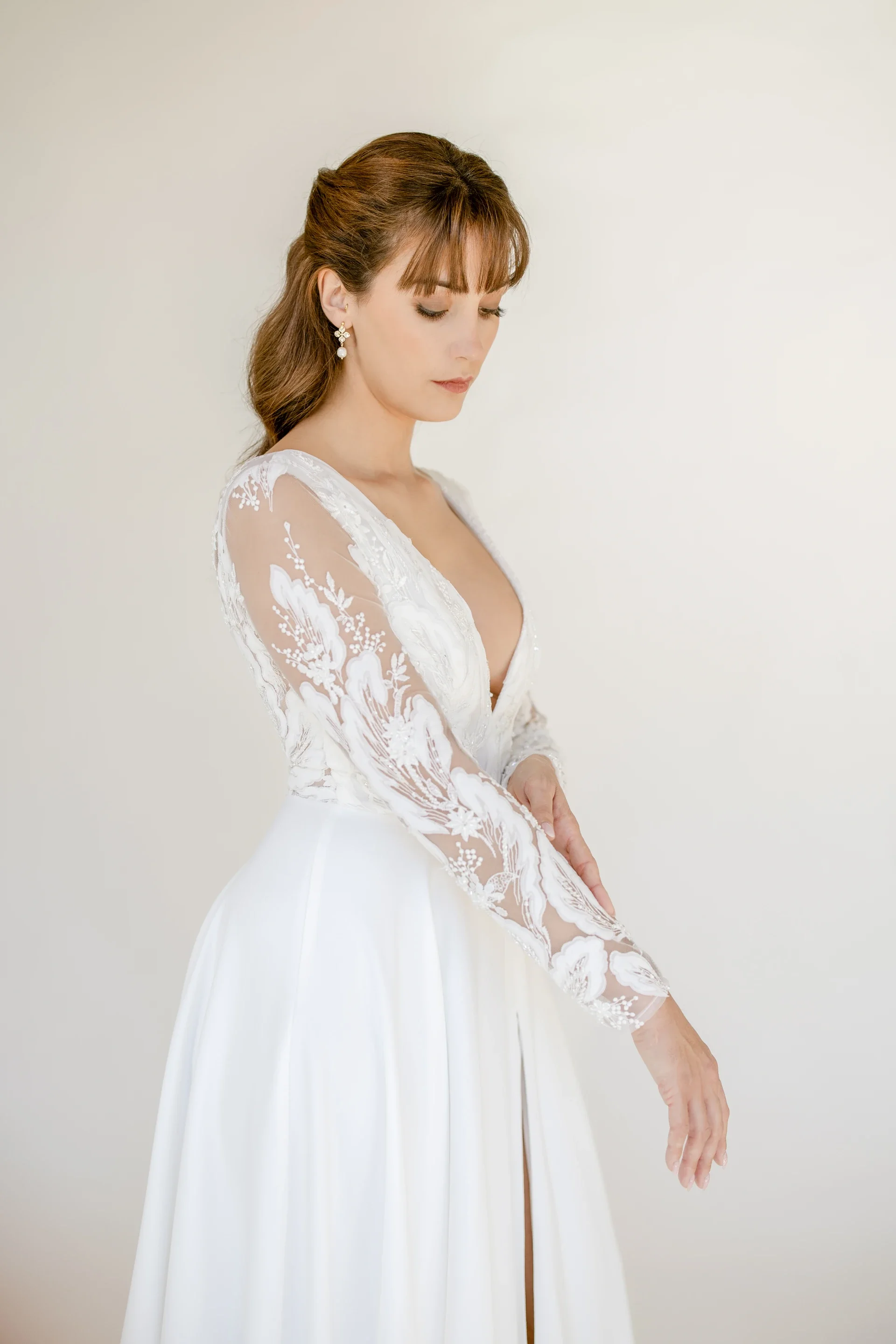 Robe de mariée Victoria en promotion, manches en dentelle et jupe fendue
