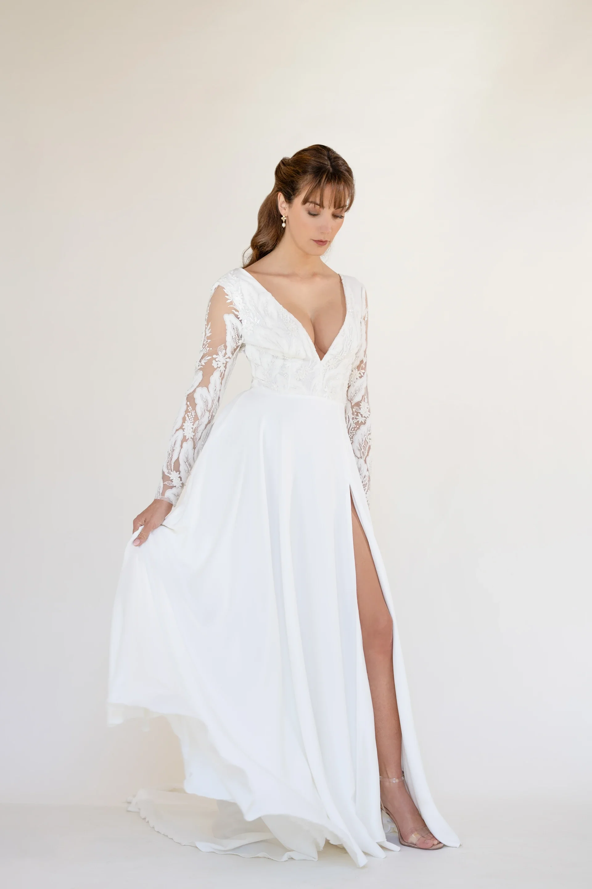 Robe de mariée Victoria en promotion, de face, manches longues en dentelle et jupe fendue