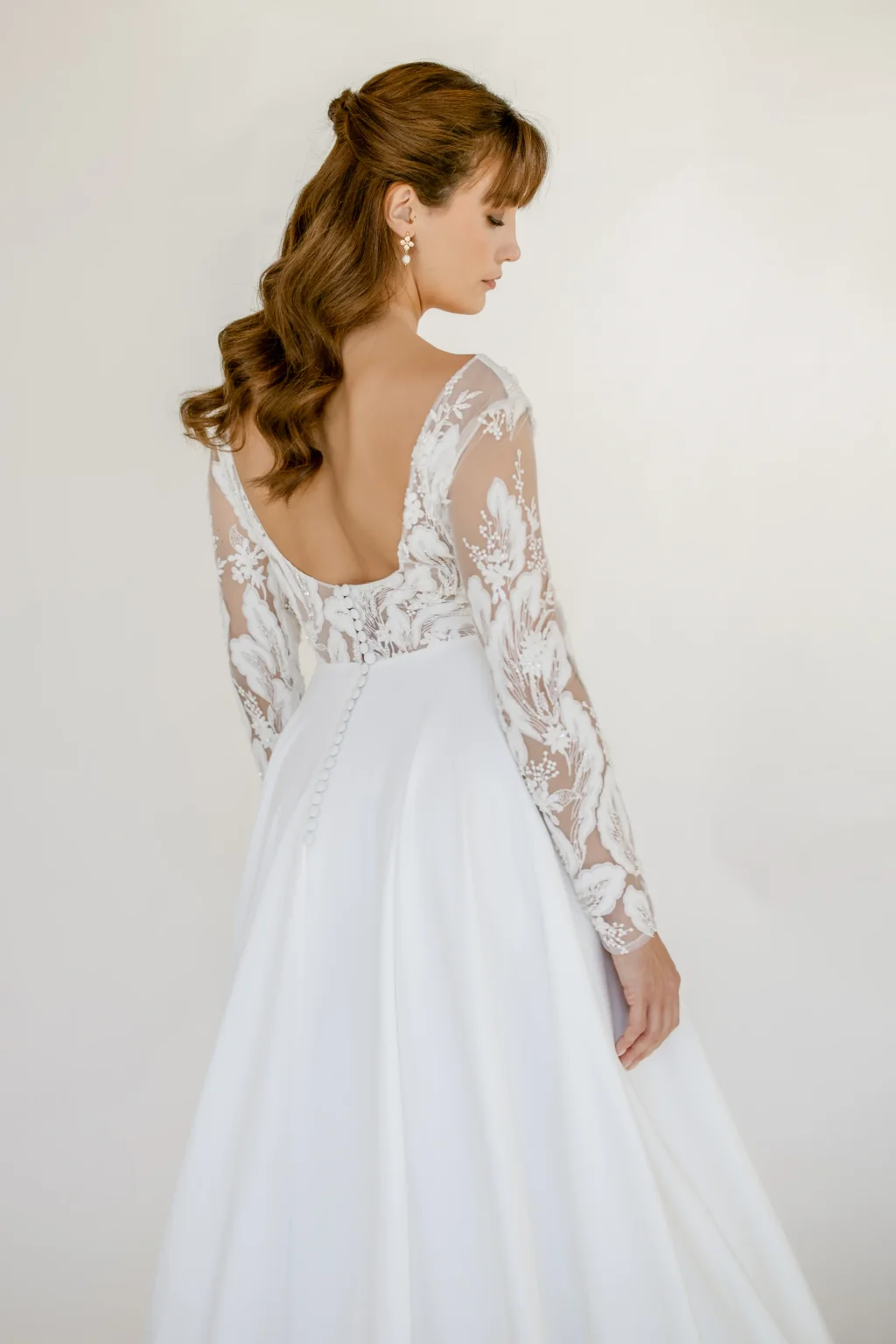 Robe de mariée Victoria en promotion, vue de dos, dos décolleté en dentelle et manches longues