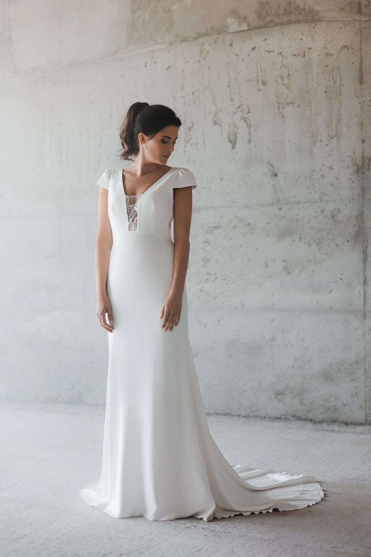 Robe de mariée Raphaël à mancherons et décolleté en dentelle, collection La Cinquième