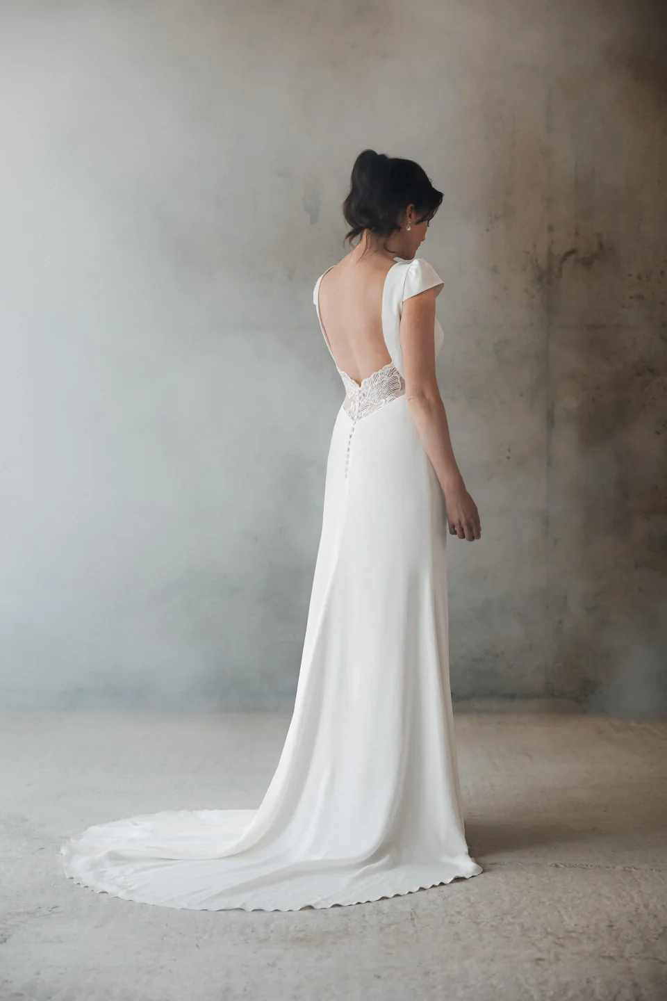 Robe Raphaël vue de dos, dos ouvert arrondi et traîne
