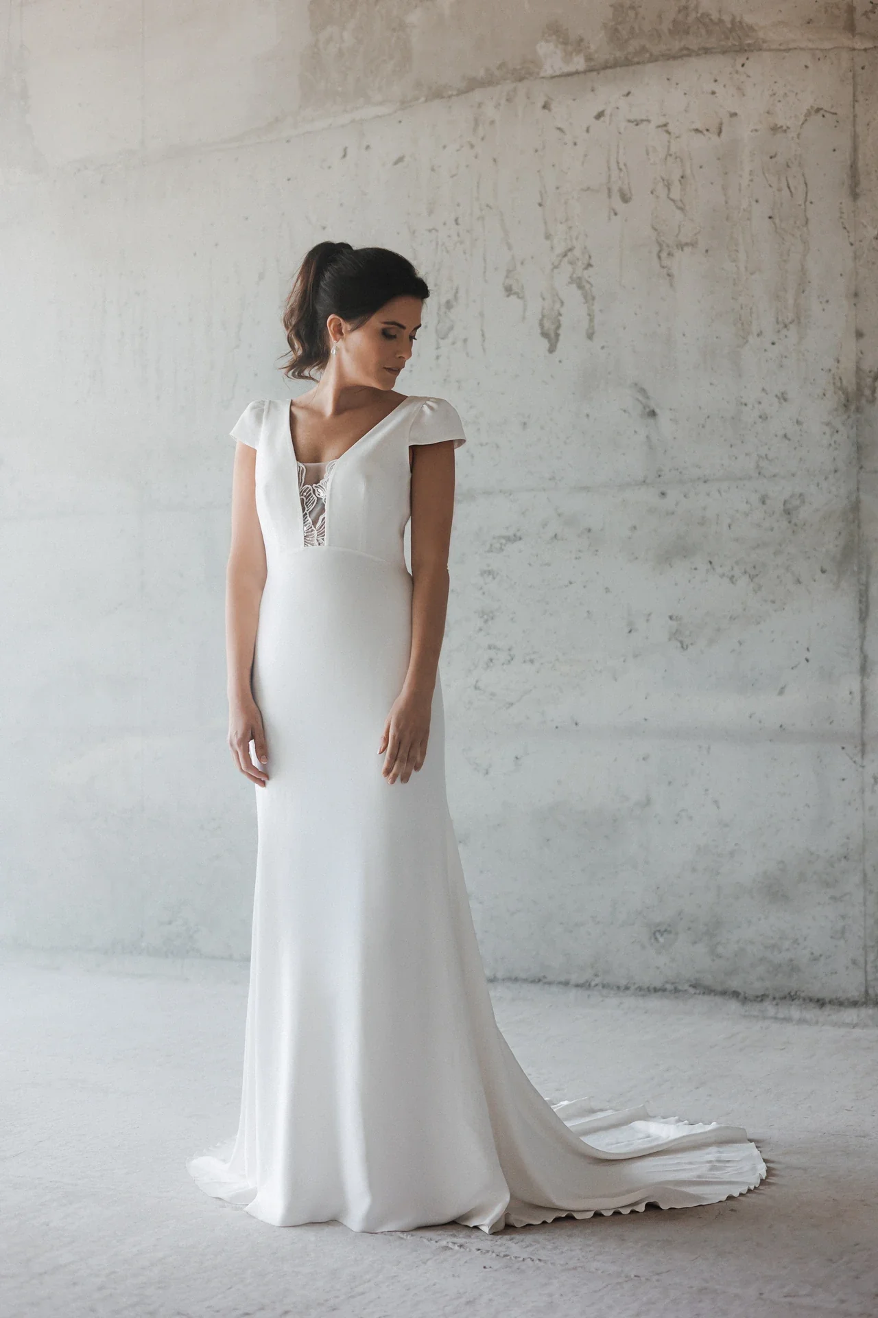 Robe de mariée Raphaël à mancherons et décolleté en dentelle, collection La Cinquième