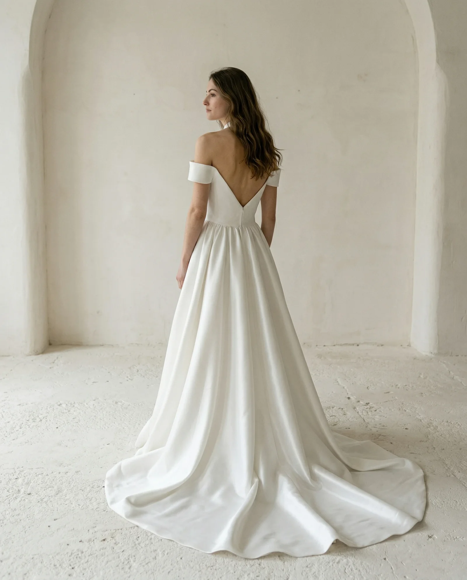 Dos en V et manches tombantes d'une robe à grande traîne, modèle Rosalia, collection La Septième