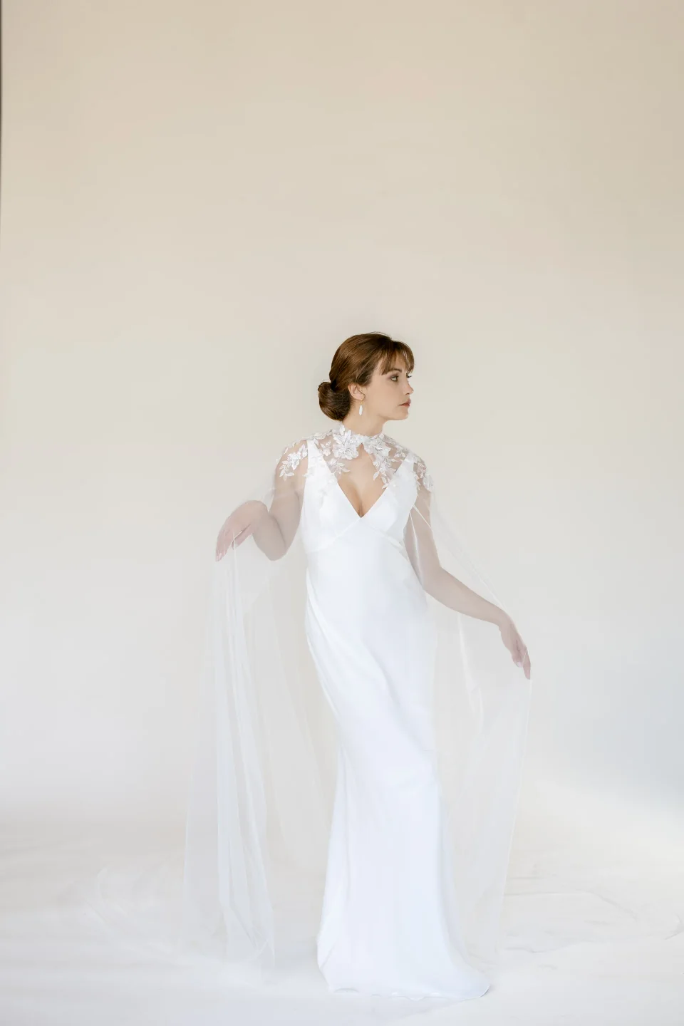 Cape de mariée Saul en tulle fin en mouvement sur une robe fourreau