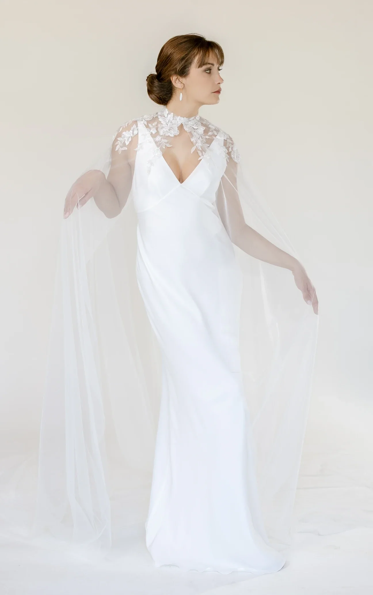 Cape de mariée Saul en tulle fin en mouvement sur une robe fourreau