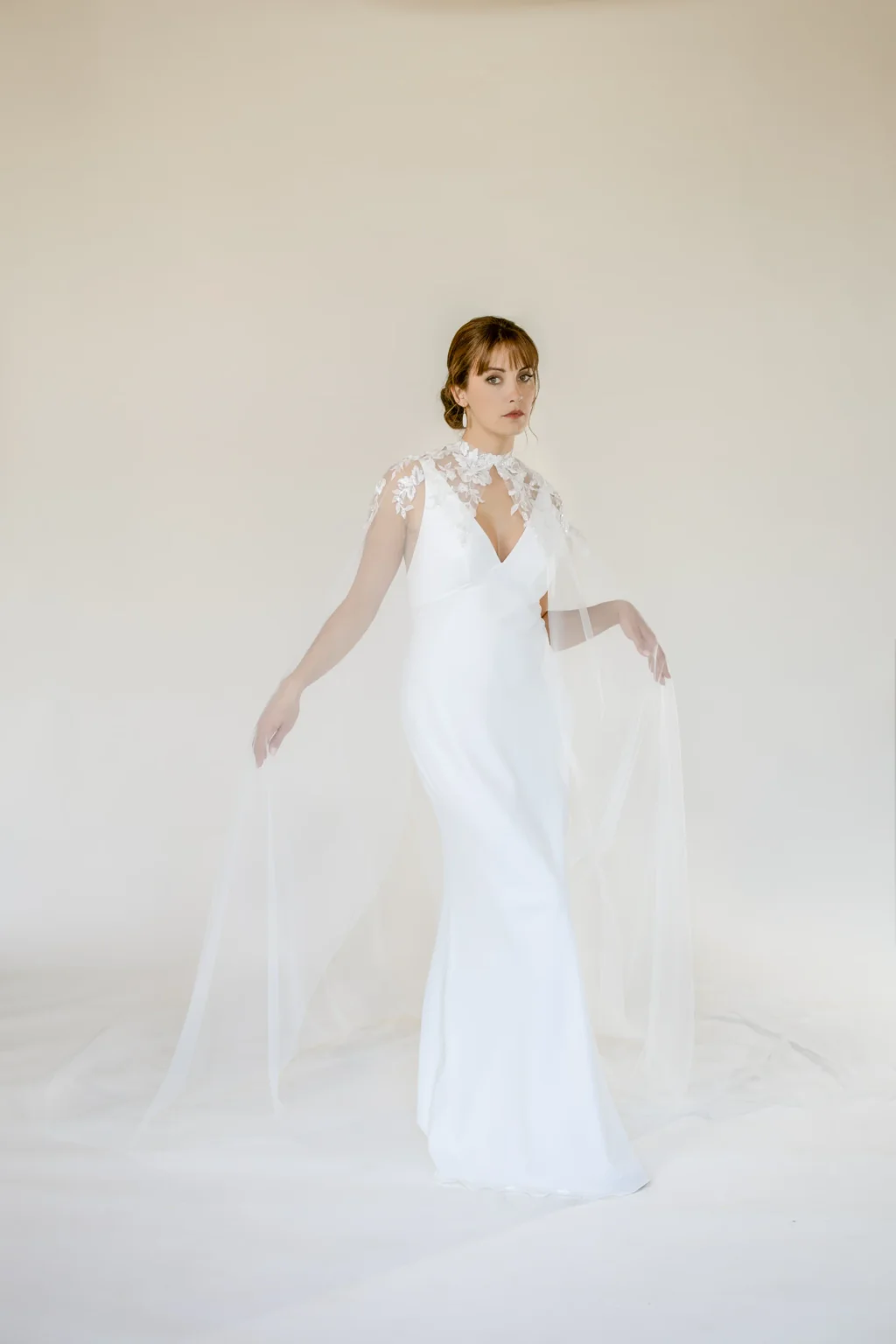 Découvrir Saul Cape de mariée Saul en tulle fin, dentelle posée à la main, collection La Sixième