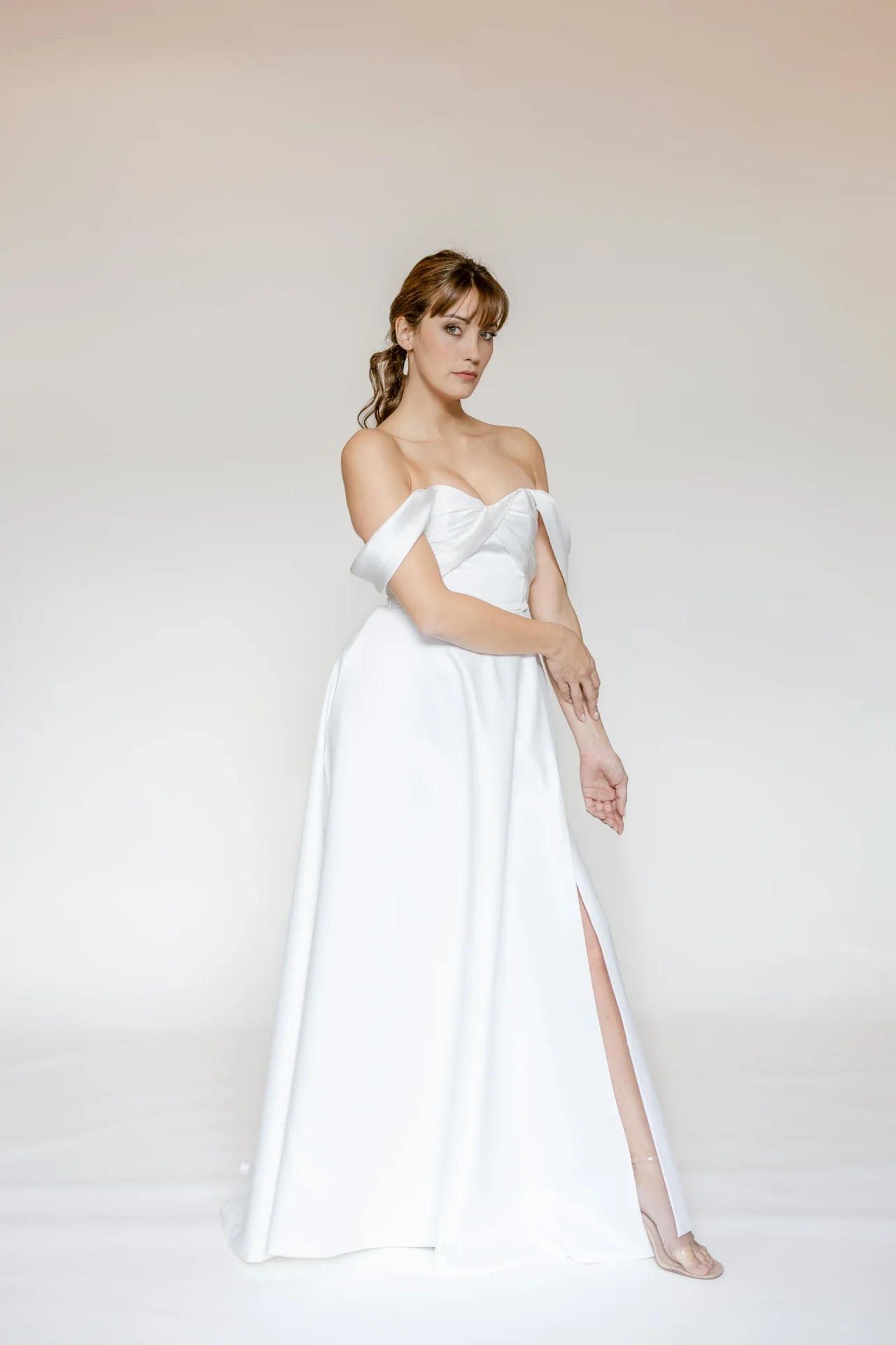 Robe de mariée Willow en satin mat, épaules dénudées et jupe fendue, collection La Sixième