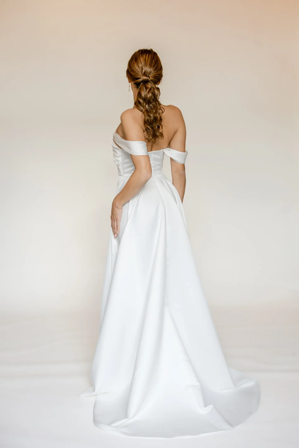 Robe Willow en satin mat vue de dos, épaules dénudées et jupe à traîne
