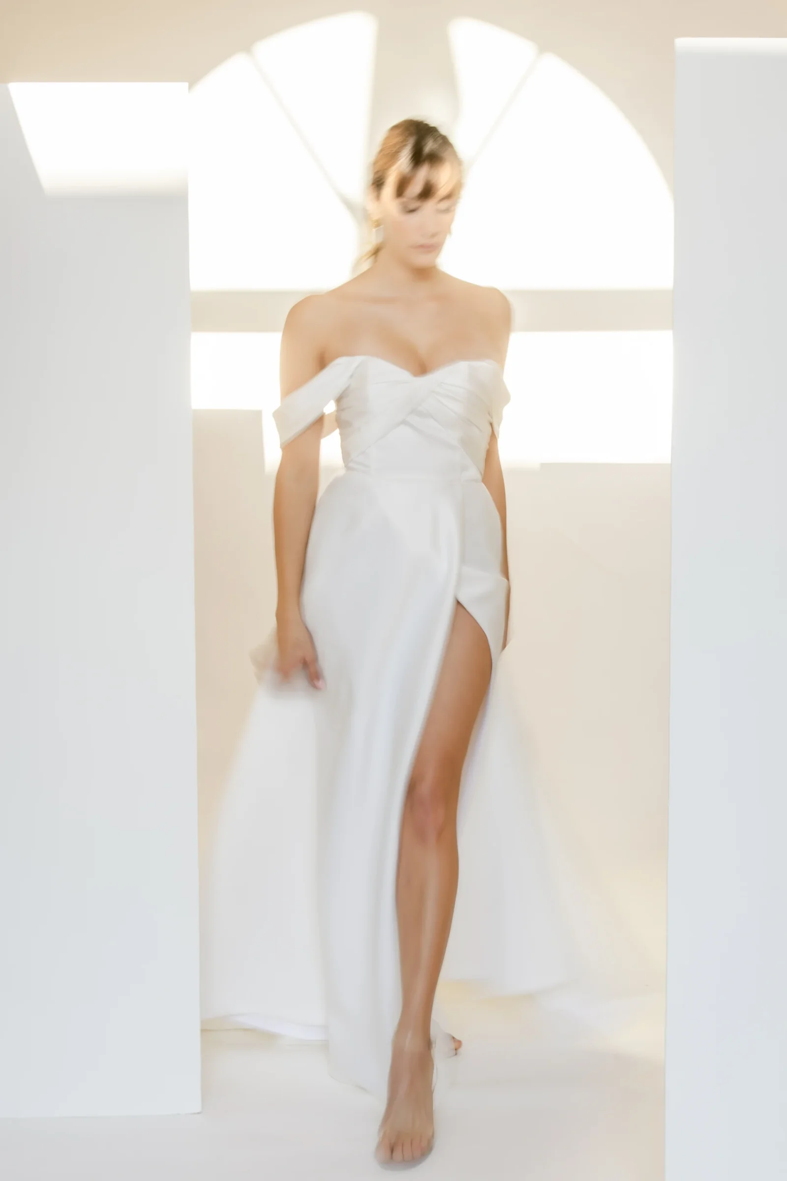 Robe Willow en satin mat en mouvement, fente sur la jambe et épaules drapées