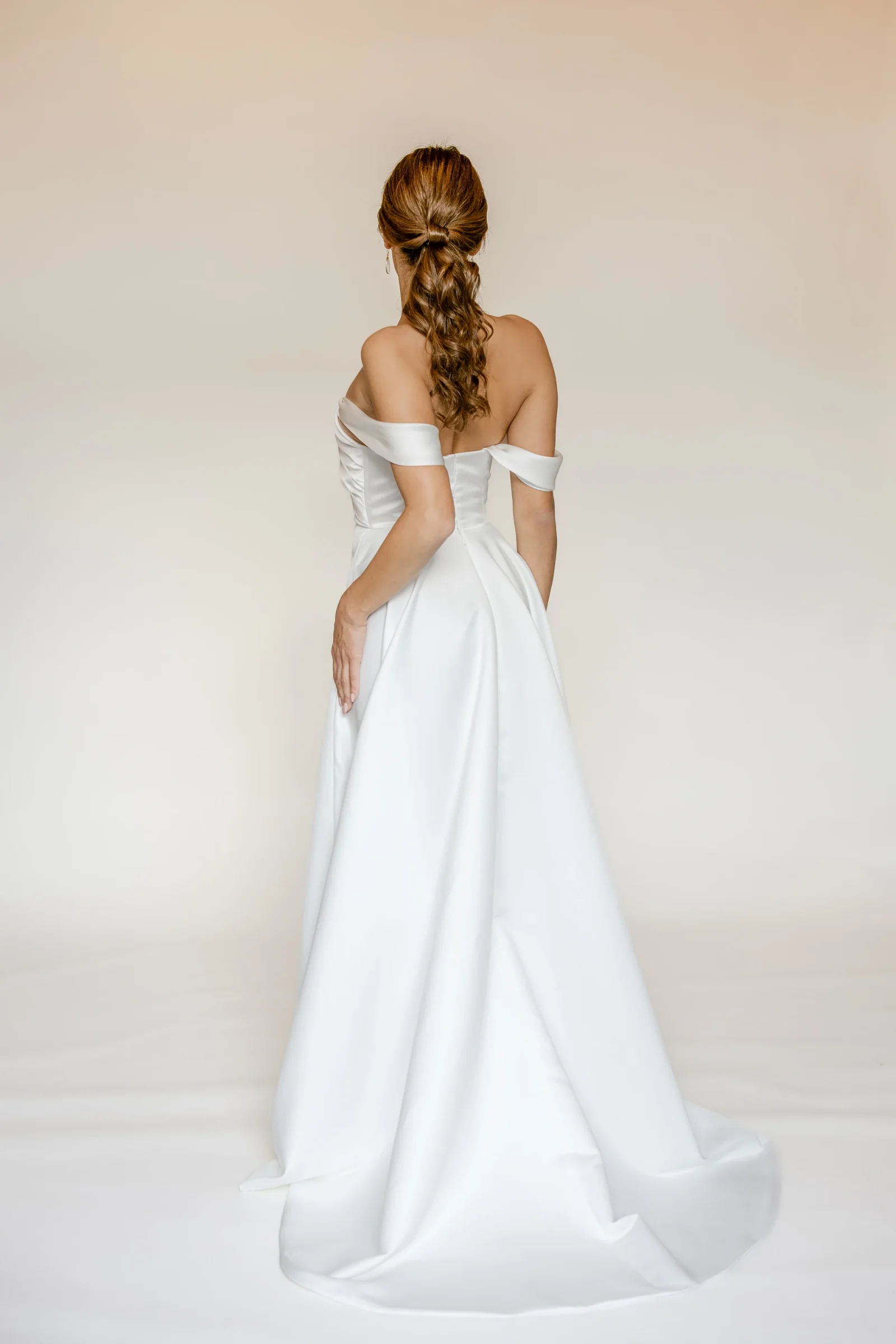 Robe Willow en satin mat vue de dos, épaules dénudées et jupe à traîne