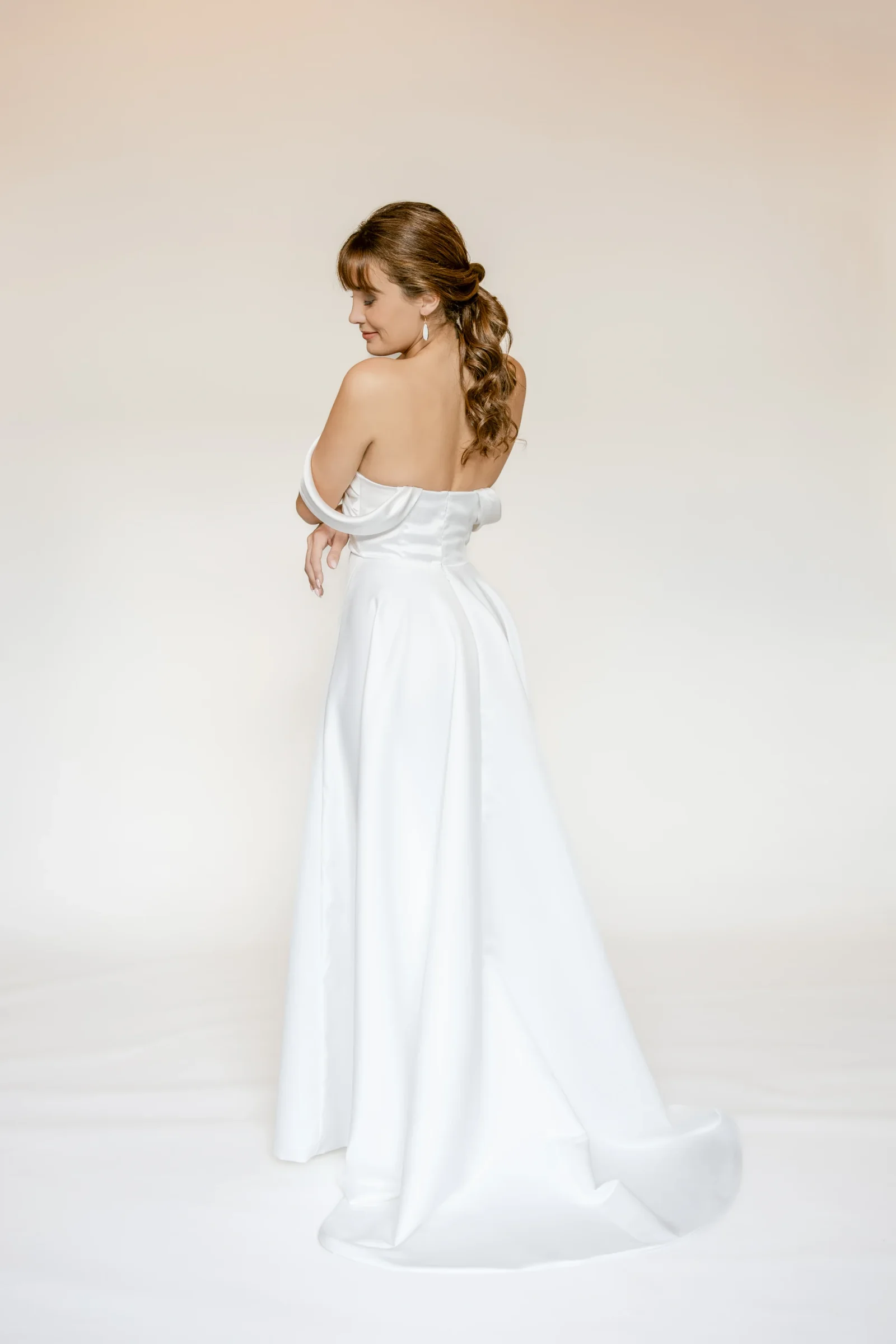 Robe Willow en satin mat de trois quarts dos, bustier et traîne