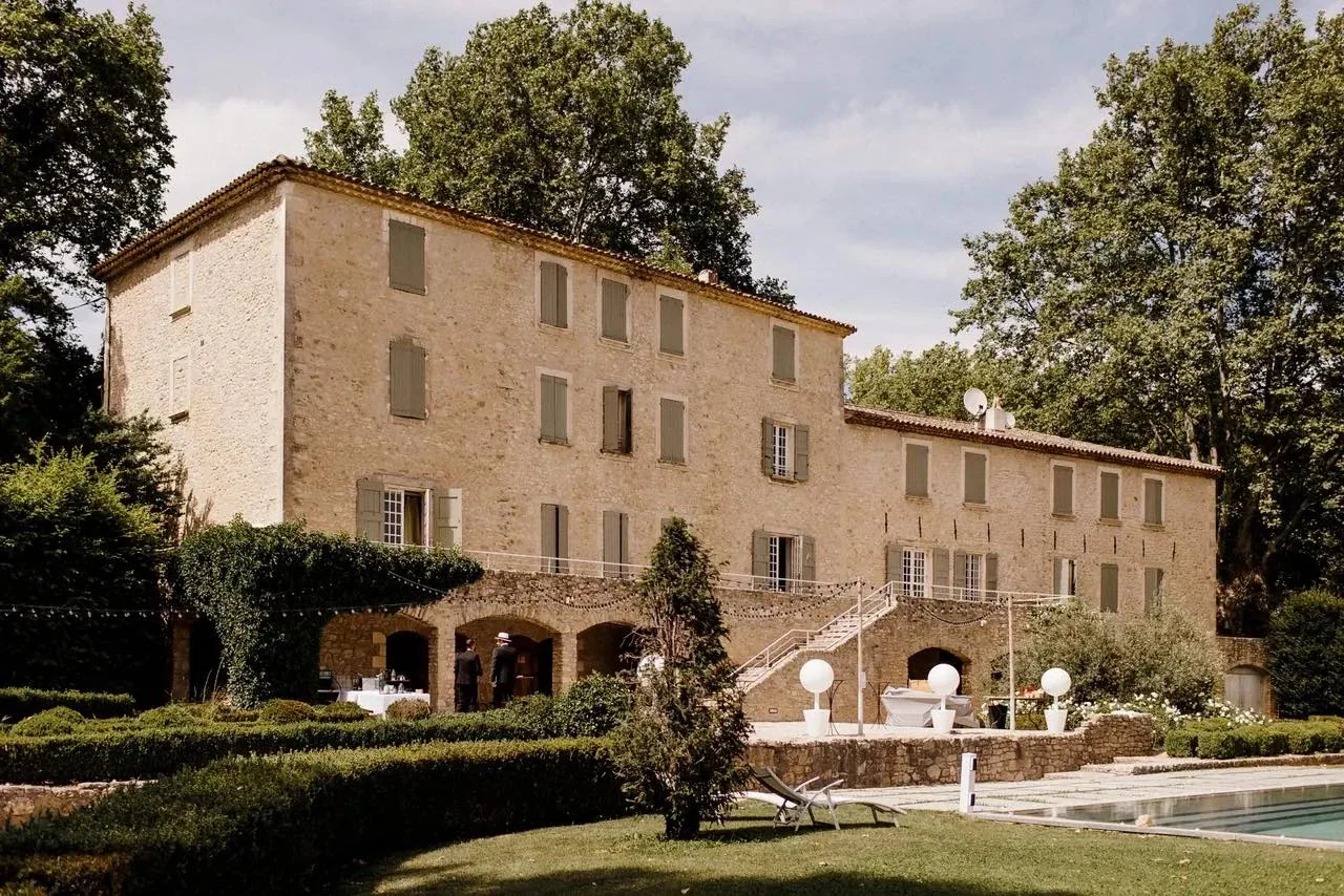 Façade en pierre et jardins du Château du Griffon dans le Luberon