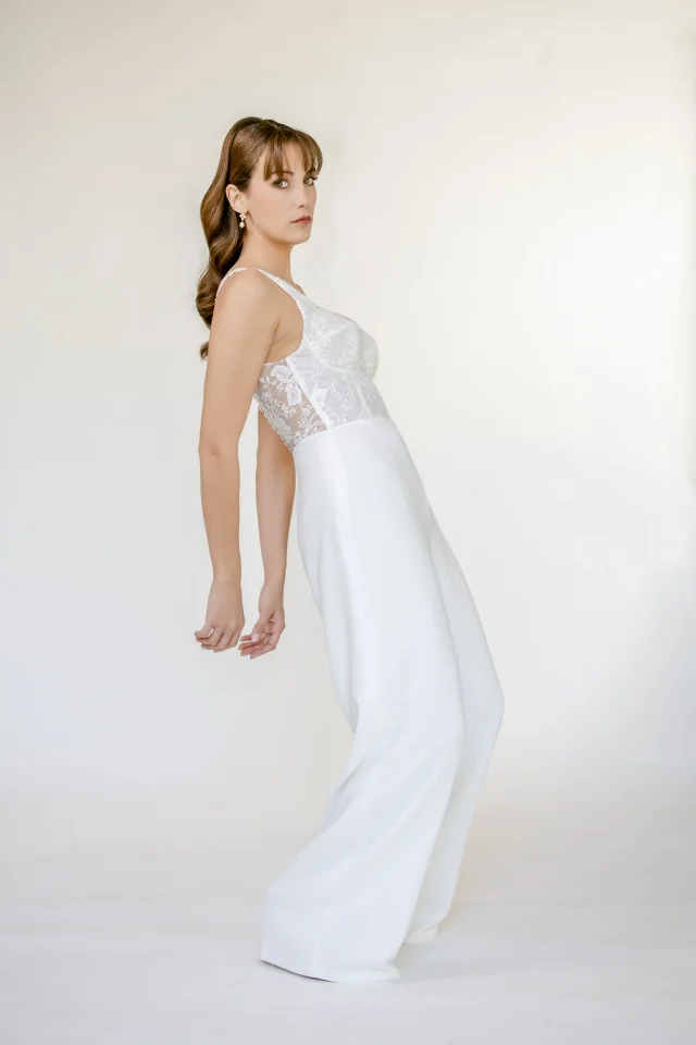 Combinaison Aaron pour le mariage civil, vue de profil : corset brodé et pantalon large fluide