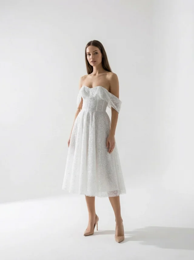 Tenue civile Laure : robe mi-longue épaules dénudées et jupe en tulle