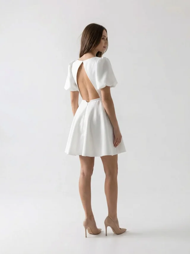 Tenue civile Margot vue de dos : robe courte à manches bouffantes et dos ouvert en goutte