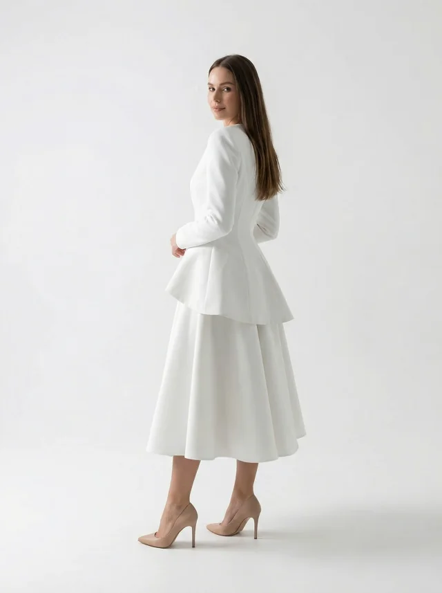 Tenue civile Mila vue de profil : veste cintrée à basque et jupe mi-longue